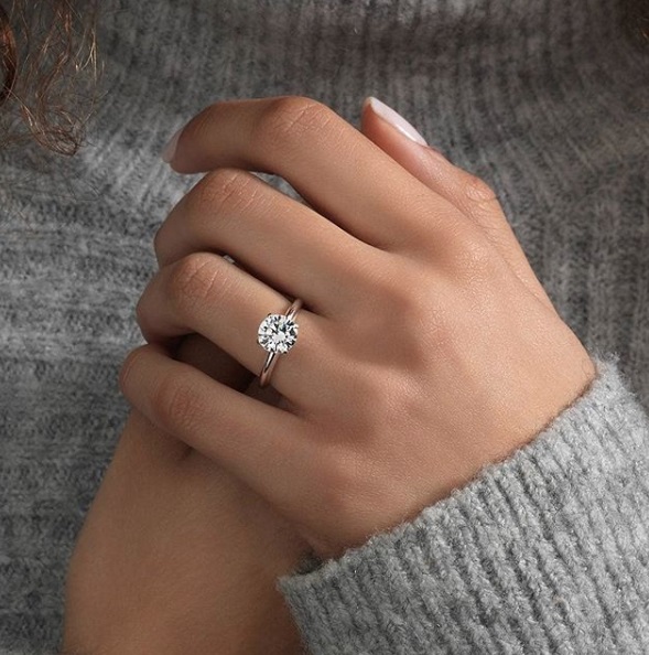 Solitaire Diamond Engagement Ring in platinum 